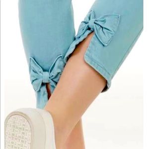 Charlie B Bow Detail Capri, Size 6 EUC